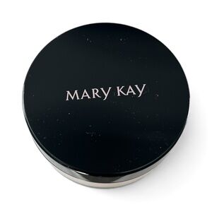 Mary Kay Silky Setting Powder in the Deep Beige shade.